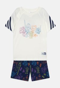 Maglietta a maniche corte color crema con stampa di personaggi blu e arancioni; pantaloni corti blu navy con motivi di personaggi dei cartoni animati colorati e accenti di logo.