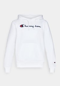 Hvit hettegenser med snor i hetta, frontlomme med kenguru-design, og brodert "Champion"-logo i marineblått og rødt på brystet.