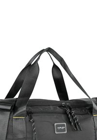Bolsa de deporte negra con dos correas resistentes, tela texturizada, compartimentos con cremallera y un parche de logo. Presenta costuras de acento reflectante.