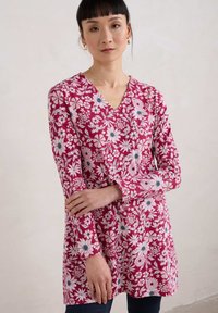 Burgunderfarbene Bluse mit langen Ärmeln und V-Ausschnitt. Mit weißen Blumenmustern und kleinen blauen Akzenten. Glattes, leichtes Gewebe.