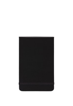 Quaderno nero chiuso con angoli arrotondati e una banda elastica attorno al bordo inferiore su sfondo bianco.