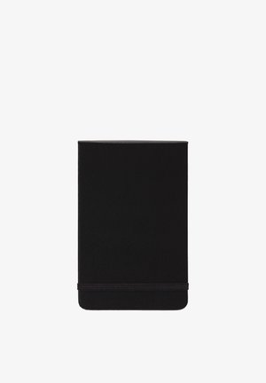 Quaderno nero chiuso con angoli arrotondati e una banda elastica attorno al bordo inferiore su sfondo bianco.