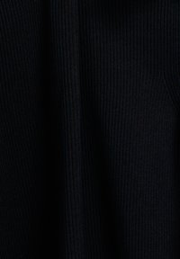 Dunkelblauer, gerippter Stoff mit vertikaler Textur und subtiler Schimmerung. Das Material wirkt dehnbar und weich, ohne sichtbare Muster oder Akzente.