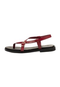 Chanclas de cuero rojo con suela plana negra, que presentan tiras delgadas y un detalle de hebilla circular. El diseño es minimalista y casual.