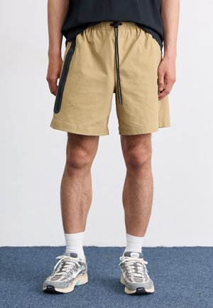 TECH - Kratke hlače - parachute beige