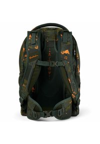 Grüner Rucksack mit einem orangefarbenen Blumenmuster, gepolsterten Mesh-Schultergurten, verstellbaren Schnallen und einem strukturierten Design.