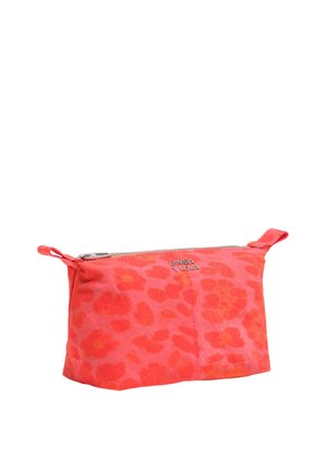 Bolsa de maquillaje rectangular con estampado de leopardo en rosa brillante y naranja, con cremallera y pequeñas asas en ambos extremos.
