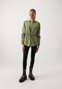 ONLY ONLARIS LIFE CARGO JACKET - Skraistė  - capulet olive