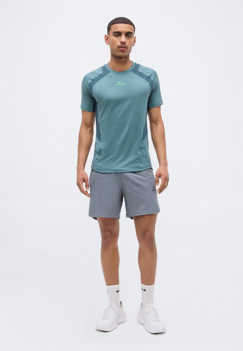Nike Performance Sportovní tričko - mineral slate/faded spruce/green strike