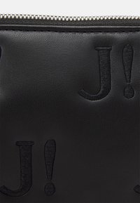 Pochette in pelle nera con chiusura a zip, caratterizzata da un motivo in rilievo "J!" di tonalità più scura, superficie liscia e dettaglio della zip metallica.
