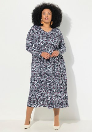 Langsleeve jurk in een multikleurig abstract patroon met een V-hals, elastische taille en enkellange ontwerp in zachte stof.