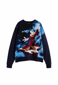 Gestrickter Pullover mit einer mehrfarbigen Grafik einer Figur in einem roten Gewand vor einem blauen, sternenübersäten Hintergrund. Dunkelblaue Ärmel und Saum.