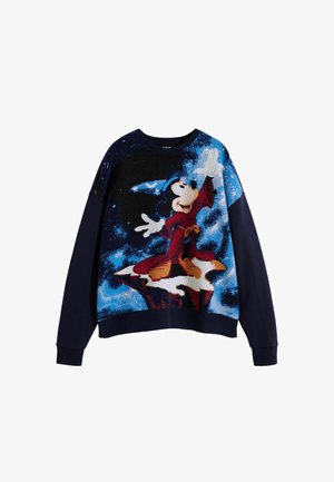 Sudadera de lana con un gráfico multicolor de un personaje con una bata roja sobre un fondo azul estrellado. Mangas y parte inferior en azul marino.