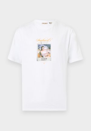 Λευκό μπλουζάκι με κοντά μανίκια, με μια κεντρική εικόνα ενός ατόμου με γυαλιά ηλίου σε μια βάρκα και πορτοκαλί κείμενο "Sunburst" από πάνω.