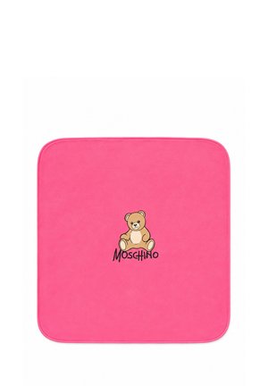 Felroze vierkant doek met afgeronde hoeken met een gecentreerde afbeelding van een teddybeer en het woord Moschino eronder.