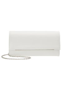Clutch in ecopelle bianca con design a piega, tracolla a catena argentata e dettaglio metallico sulla parte frontale per la chiusura.