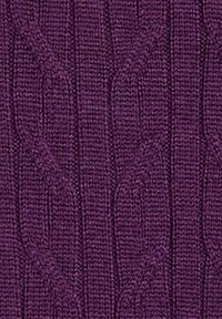 Tessuto a maglia viola caratterizzato da un motivo a treccia testurizzato con coste verticali. Texture liscia con una tessitura uniforme e una profondità di colore ricca.