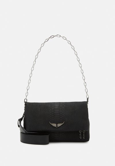 Sac à main noir avec un motif texturé en peau de serpent. Il dispose d'une bandoulière en chaîne argentée et d'un détail de logo. Comprend une poche zippée sur le côté.