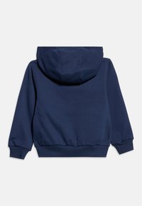 Mørkeblå hettegenser med lange ermer og ribbestrikkede mansjetter og kant, vist bakfra mot en hvit bakgrunn.