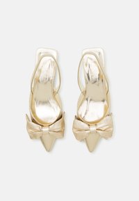 Zlaté slingback lodičky s špicatou špičkou a veľkou, textúrovanou mašľou vpredu. Hladký metalický povrch.