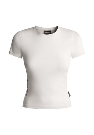 T-shirt bianco a maniche corte con scollatura tonda, realizzato in tessuto morbido. Presenta un branding discreto lungo il lato sinistro.