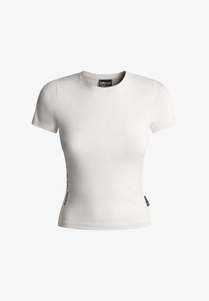 Hvid kortærmet t-shirt med rund halsudskæring, lavet af glat stof. Har subtil branding langs venstre side.