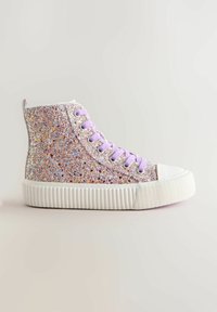 Sneaker alte con una toma in rosa glitterato, suola in gomma bianca e lacci lilla. Caratteristiche di una punta arrotondata e cuciture testurizzate.