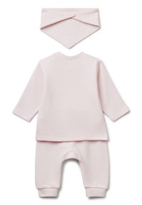 Růžová žebrovaná bavlněná dvoudílná sada, která obsahuje dlouhý rukáv a kalhoty, doplněná trojúhelníkovým bryndákem. Bryndák je zapínatelný na patentky.