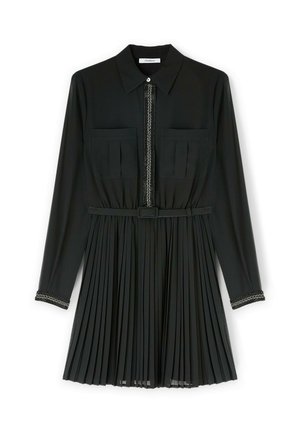 Robe noire à manches longues avec un col à boutons, deux poches avant, jupe plissée et une ceinture. Présente une bordure décorative sur le devant.