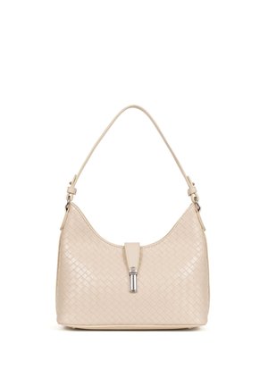 Beige schoudertas van gevlochten leer met een gebogen bovenkant, enkele band en een zilveren sluiting aan de voorkant.