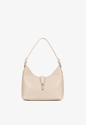 Sac à bandoulière en cuir tissé beige avec un haut incurvé, une sangle unique, et une fermeture à rabat argentée au centre avant.