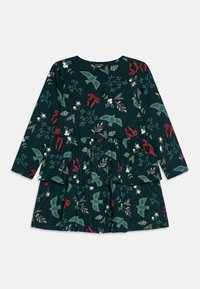 Μακρυμάνικο φόρεμα από σκούρο τιρκουάζ ύφασμα, διακοσμημένο με λουλούδια, κόκκινες κορδέλες, λευκά άνθη και πράσινα φύλλα. Σχεδίαση με στρώσεις και μπούστα.