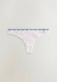 String tanga pour femmes à rayures blanches et roses claires avec une ceinture blanche ornée du texte noir répété « NEXT ».