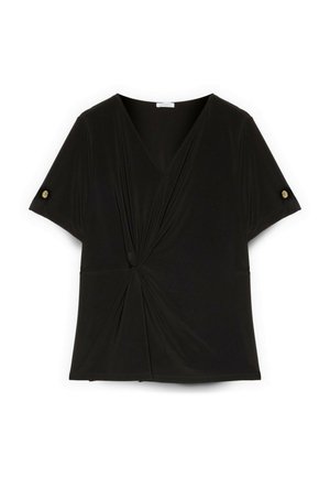 Schwarze kurzärmlige Bluse mit V-Ausschnitt, Front-Twist-Detail und goldenen Knöpfen an den Ärmelbündchen, flach auf einem weißen Hintergrund ausgelegt.