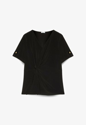 Schwarze kurzärmlige Bluse mit V-Ausschnitt, Front-Twist-Detail und goldenen Knöpfen an den Ärmelbündchen, flach auf einem weißen Hintergrund ausgelegt.