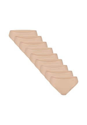 Zehn Paar beigefarbene Damenunterhosen in einer diagonalen Reihe angeordnet, von vorn auf einem weißen Hintergrund sichtbar.