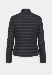 Sort pufferjakke med et tætsiddende design, der har quiltede vandrette striber, en høj krave og lange ærmer. Glat tekstur, letvægtsmateriale.