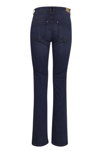 Jeansy z ciemnoniebieskiego denimu z prostymi nogawkami, dwoma tylnymi kieszeniami i brązową skórzaną łatką na pasku.
