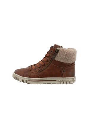 Bottines hautes en cuir marron avec un col en fausse fourrure beige, lacets à l'avant, fermeture éclair sur le côté et semelle en caoutchouc blanc texturé.