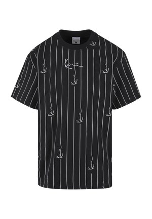 Tricou negru cu mâneci scurte, cu dungi verticale albe subțiri și desene abstracte albe dispersate, asemănătoare cu fețe.