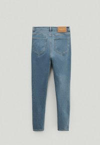 Kapeeksi farkut keskipitkässä sinisessä denimmissä, joissa on korkea vyötärö, sileä pinta, viisi taskua ja merkkitunnuksena ruskea nahkapaikka takana.