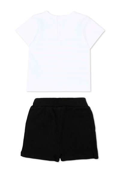 Haut blanc à manches courtes avec détail de bouton au dos, associé à un short noir à taille élastique, posé à plat sur fond blanc.