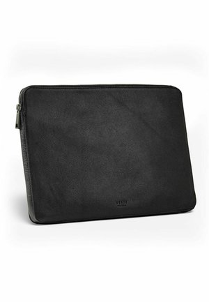 Fekete bőr cipzáras laptop tok, látható textúrával és kis dombornyomott márkanévvel az elején, fehér háttér előtt állva.