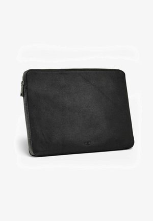 Schwarze Leder-Laptophülle mit Reißverschluss, sichtbarer Textur und kleinem geprägtem Markennamen vorne, aufrecht stehend vor weißem Hintergrund.