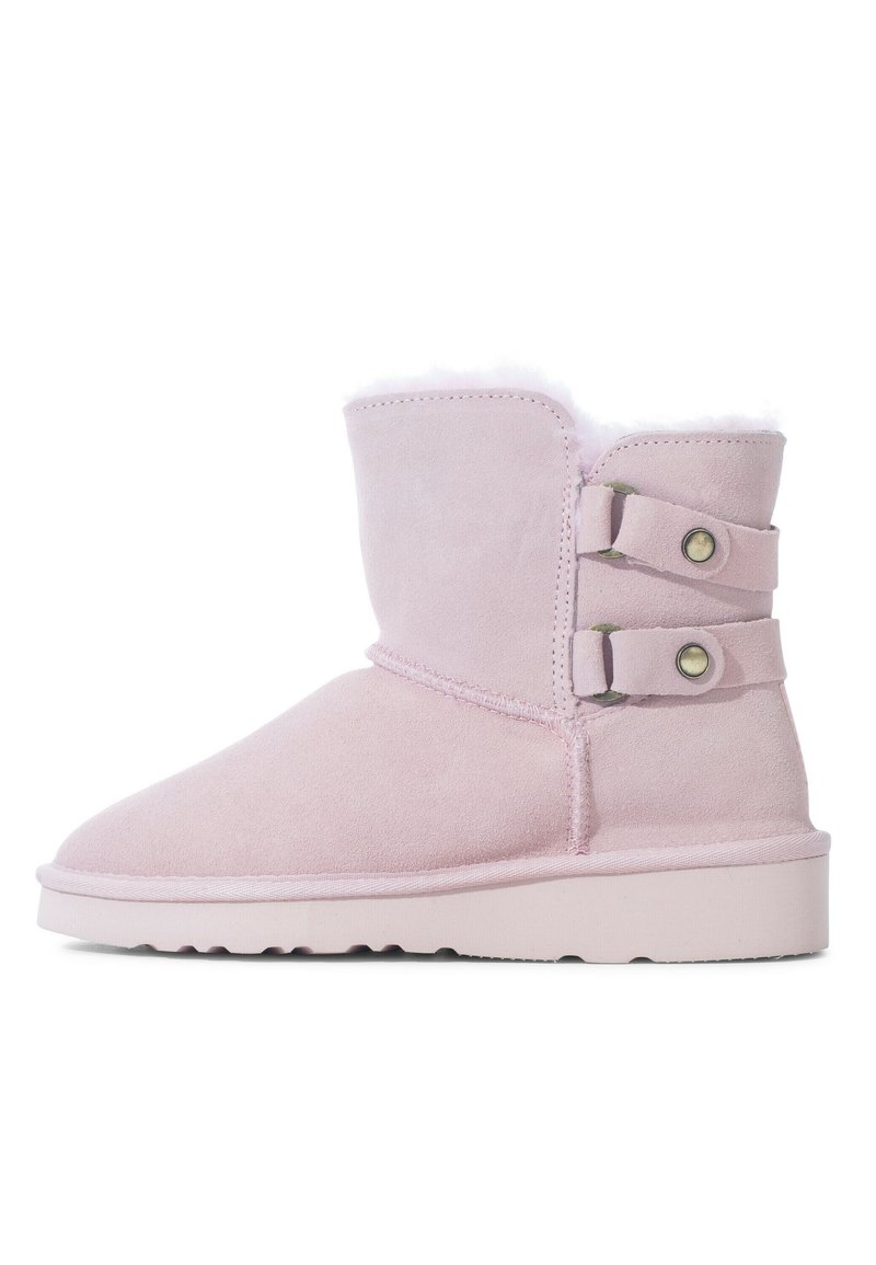 Botas de tobillo de ante rosa con forro de piel suave, que cuentan con dos acentos de botón y una suela plana. Textura suave, diseño casual.