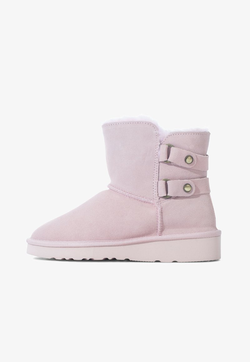 Botas de tobillo de ante rosa con forro de piel suave, que cuentan con dos acentos de botón y una suela plana. Textura suave, diseño casual.