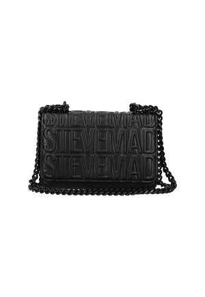 Schwarze synthetische Handtasche mit geprägt Markenname, rechteckiger Form, strukturierten Oberfläche und einer Kettenriemen.