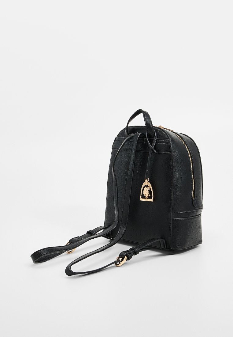 Zaino in pelle nera con finitura testurizzata, chiusura con zip, tracolle regolabili e dettagli in metallo dorato. Presenta una base piatta.