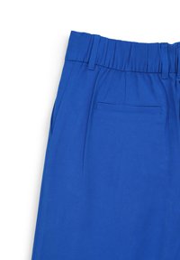 Pantaloni blu con cintura elastica, tasche frontali laterali e una tasca posteriore singola. Il tessuto appare liscio con un motivo leggermente strutturato.