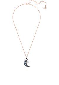 Collar de cadena de oro rosa con un colgante de luna creciente, adornado con piedras azules y un pequeño detalle colgante. Incluye un acento de perla.